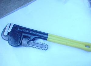 美式重型沾塑柄管钳 龙口鹏远工具的工业匠心与高清锻造之美